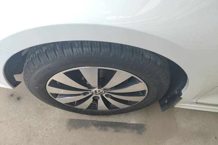 Used Volkswagen Sagitar 2018 1.6L Automatic Comfort Model Left Front Wheel Hub