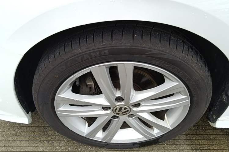 Used Volkswagen Sagitar 2018 280TSI DSG Ignite Edition Left Front Wheel Hub