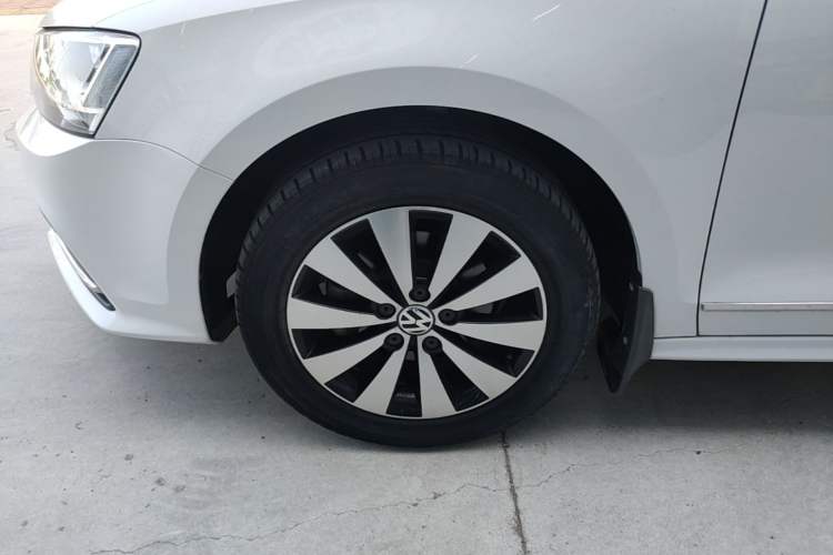 Used Volkswagen Sagitar 2018 1.6L Automatic Comfort Model Left Front Wheel Hub