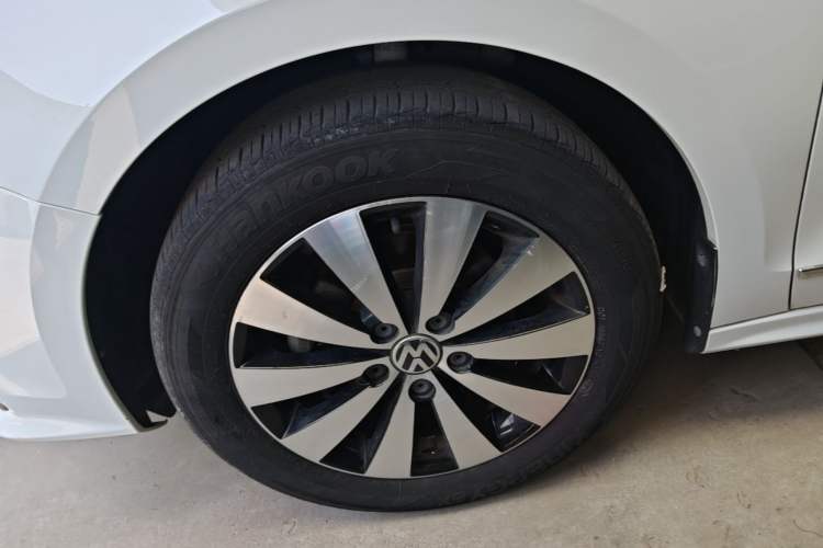 Used Volkswagen Sagitar 2018 1.6L Automatic Comfort Model Left Front Wheel Hub