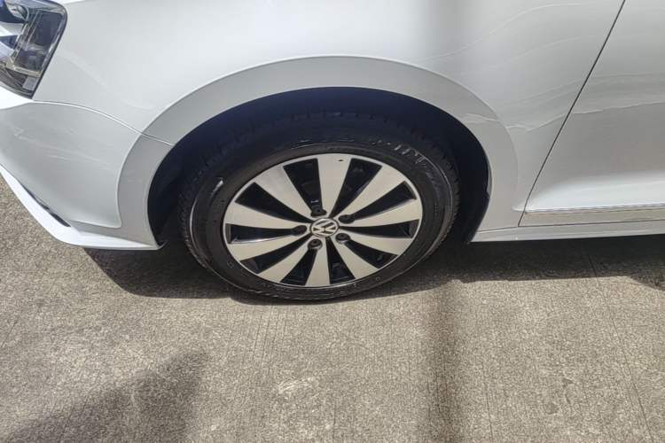 Used Volkswagen Sagitar 2018 1.6L Automatic Comfort Model Left Front Wheel Hub