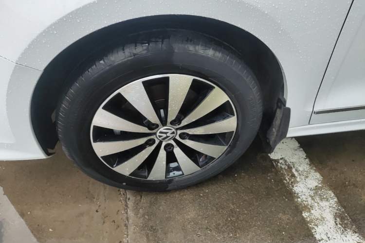 Used Volkswagen Sagitar 2018 1.6L Automatic Comfort Model Left Front Wheel Hub
