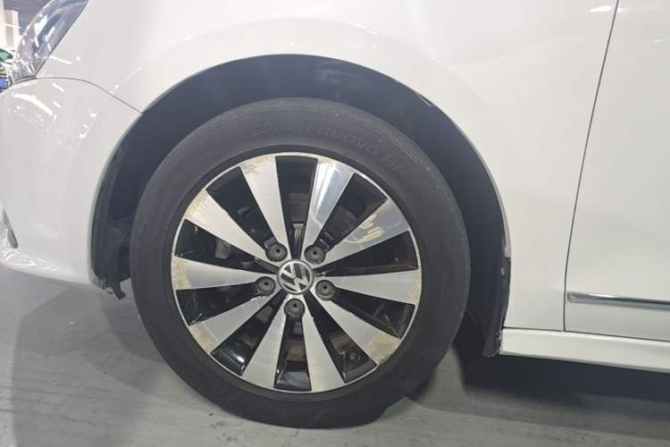 Used Volkswagen Sagitar 2018 1.6L Automatic Comfort Model Left Front Wheel Hub