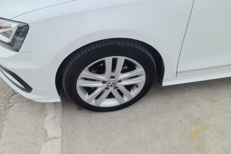 Used Volkswagen Sagitar 2018 280TSI DSG Ignite Edition Left Front Wheel Hub