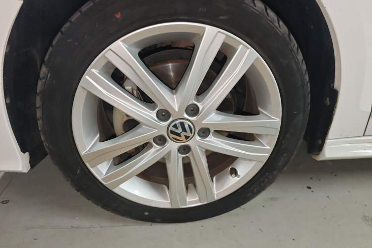Used Volkswagen Sagitar 2018 280TSI DSG Ignite Edition Left Front Wheel Hub