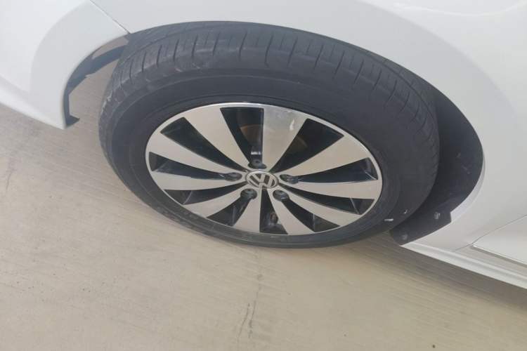 Used Volkswagen Sagitar 2018 1.6L Automatic Comfort Model Left Front Wheel Hub