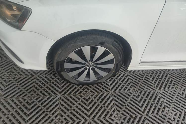 Used Volkswagen Sagitar 2018 1.6L Automatic Comfort Model Left Front Wheel Hub