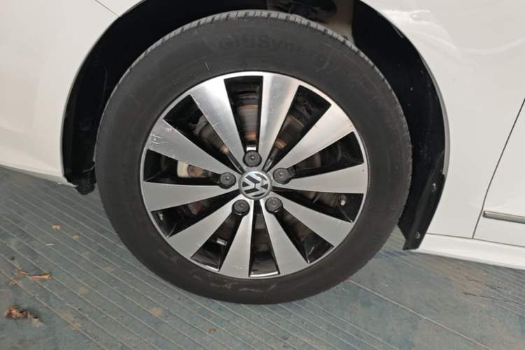 Used Volkswagen Sagitar 2018 1.6L Automatic Comfort Model Left Front Wheel Hub