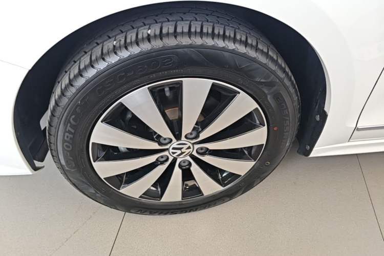 Used Volkswagen Sagitar 2018 1.6L Automatic Comfort Model Left Front Wheel Hub
