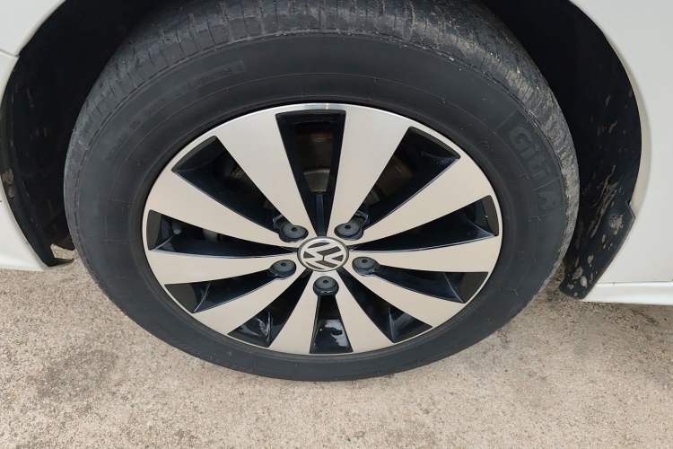 Used Volkswagen Sagitar 2018 1.6L Automatic Comfort Model Left Front Wheel Hub