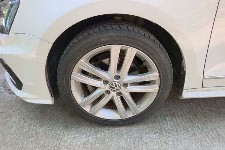 Used Volkswagen Sagitar 2018 280TSI DSG Ignite Edition Left Front Wheel Hub