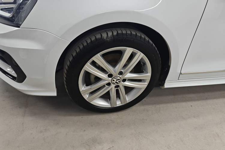 Used Volkswagen Sagitar 2018 280TSI DSG Ignite Edition Left Front Wheel Hub