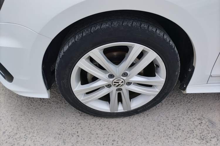 Used Volkswagen Sagitar 2018 280TSI DSG Ignite Edition Left Front Wheel Hub