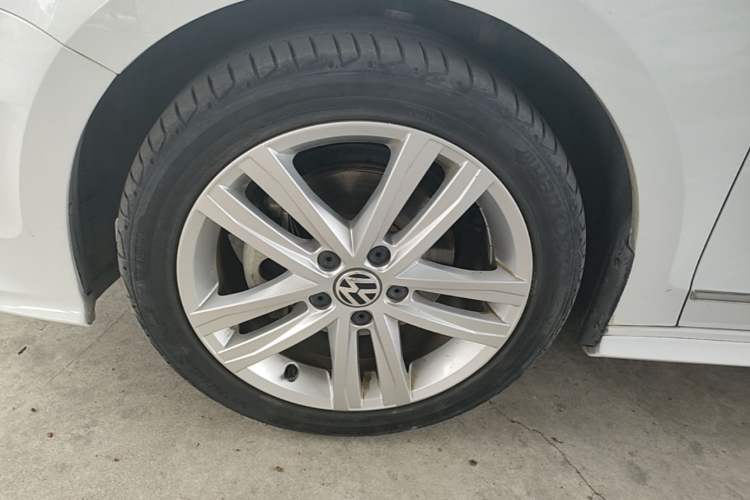 Used Volkswagen Sagitar 2018 280TSI DSG Ignite Edition Left Front Wheel Hub