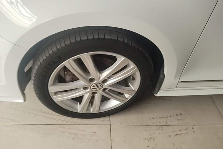 Used Volkswagen Sagitar 2018 280TSI DSG Ignite Edition Left Front Wheel Hub