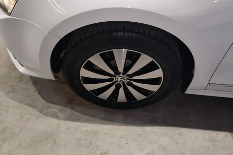Used Volkswagen Sagitar 2018 1.6L Automatic Comfort Model Left Front Wheel Hub