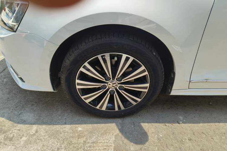 Used Volkswagen Sagitar 2018 1.6L Automatic Comfort Model Left Front Wheel Hub