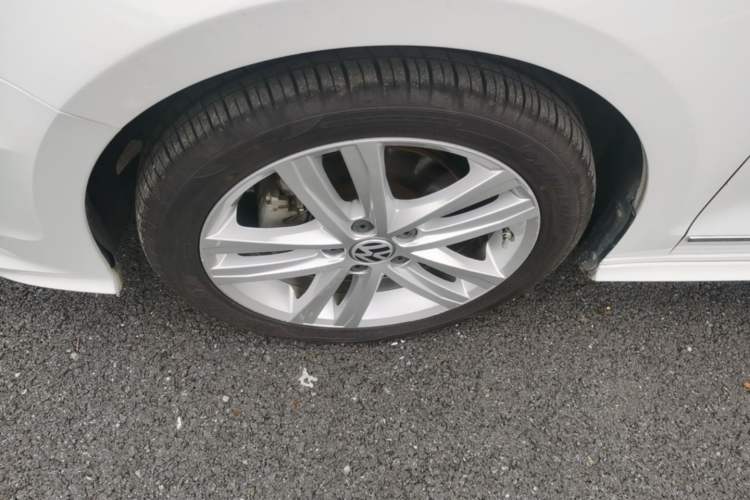 Used Volkswagen Sagitar 2018 280TSI DSG Ignite Edition Left Front Wheel Hub