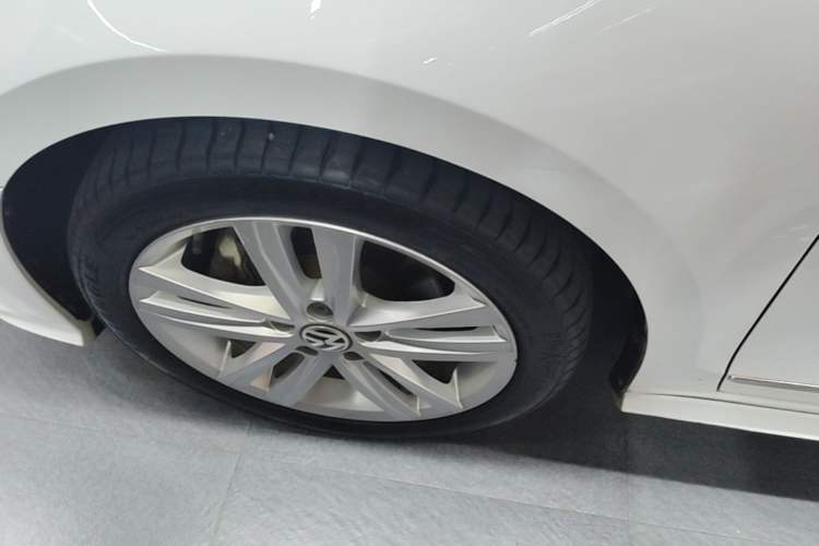 Used Volkswagen Sagitar 2018 280TSI DSG Ignite Edition Left Front Wheel Hub