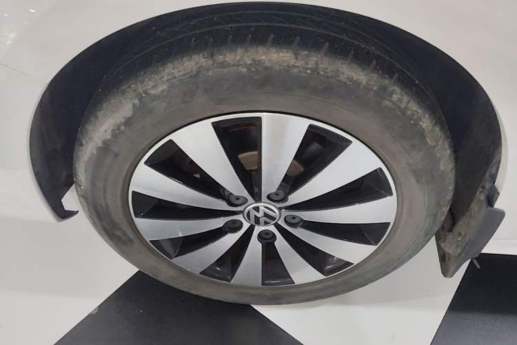 Used Volkswagen Sagitar 2018 1.6L Automatic Comfort Model Left Front Wheel Hub