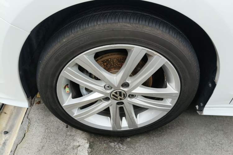 Used Volkswagen Sagitar 2018 280TSI DSG Ignite Edition Left Front Wheel Hub