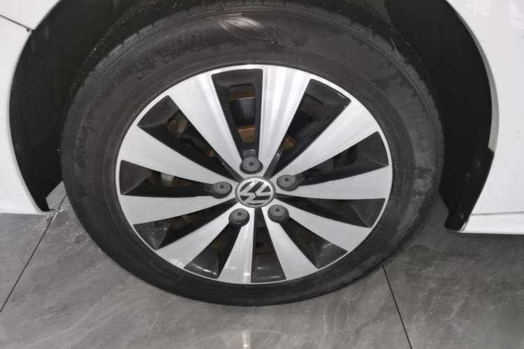 Used Volkswagen Sagitar 2018 1.6L Automatic Comfort Model Left Front Wheel Hub