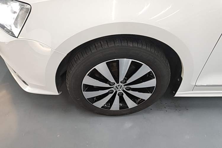 Used Volkswagen Sagitar 2018 180TSI DSG Prestige Edition Left Front Wheel Hub