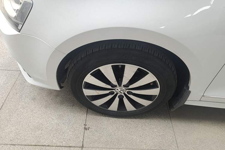 Used Volkswagen Sagitar 2018 1.6L Automatic Comfort Model Left Front Wheel Hub