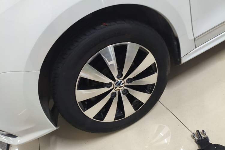 Used Volkswagen Sagitar 2018 1.6L Automatic Comfort Model Left Front Wheel Hub