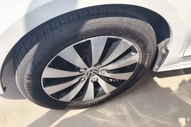 Used Volkswagen Sagitar 2018 1.6L Automatic Comfort Model Left Front Wheel Hub