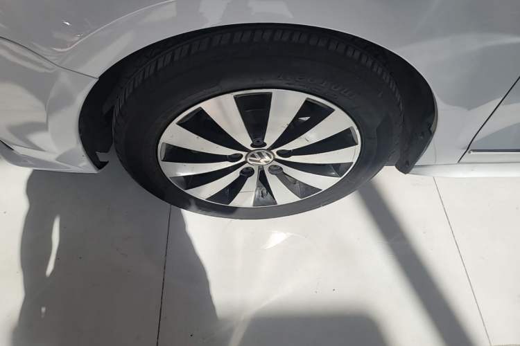 Used Volkswagen Sagitar 2018 1.6L Automatic Comfort Model Left Front Wheel Hub