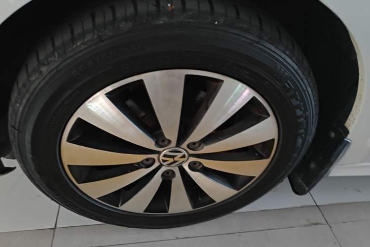 Used Volkswagen Sagitar 2018 1.6L Automatic Comfort Model Left Front Wheel Hub