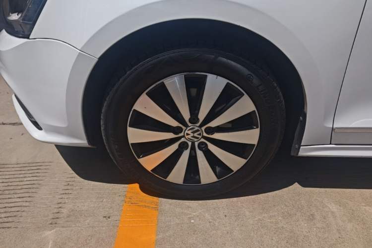 Used Volkswagen Sagitar 2018 1.6L Automatic Comfort Model Left Front Wheel Hub