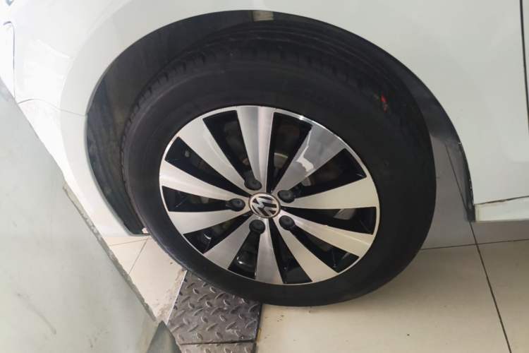 Used Volkswagen Sagitar 2018 1.6L Automatic Comfort Model Left Front Wheel Hub