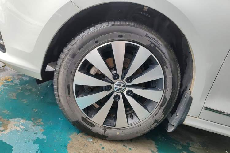 Used Volkswagen Sagitar 2018 1.6L Manual Comfort Model Left Front Wheel Hub
