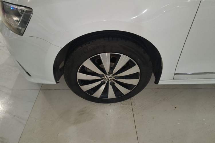 Used Volkswagen Sagitar 2018 1.6L Automatic Comfort Model Left Front Wheel Hub