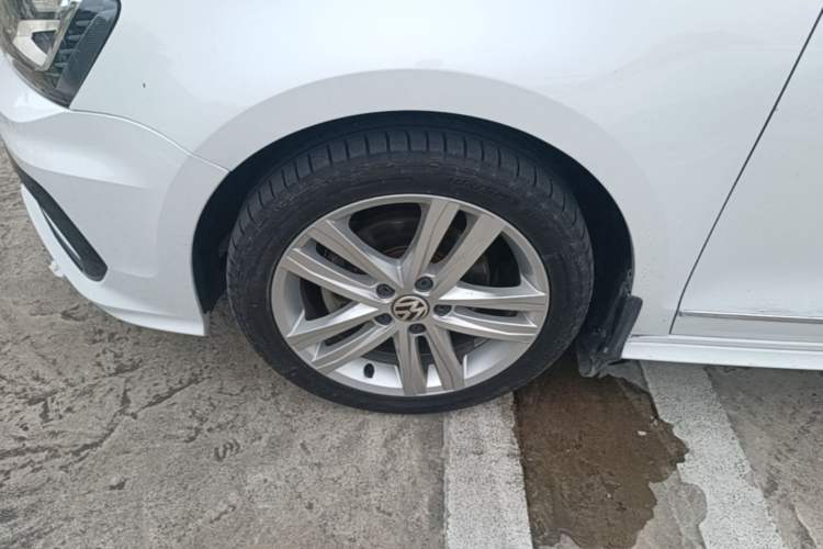 Used Volkswagen Sagitar 2018 280TSI DSG Ignite Edition Left Front Wheel Hub