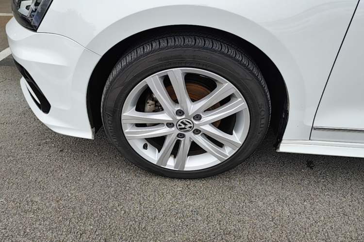 Used Volkswagen Sagitar 2018 280TSI DSG Ignite Edition Left Front Wheel Hub