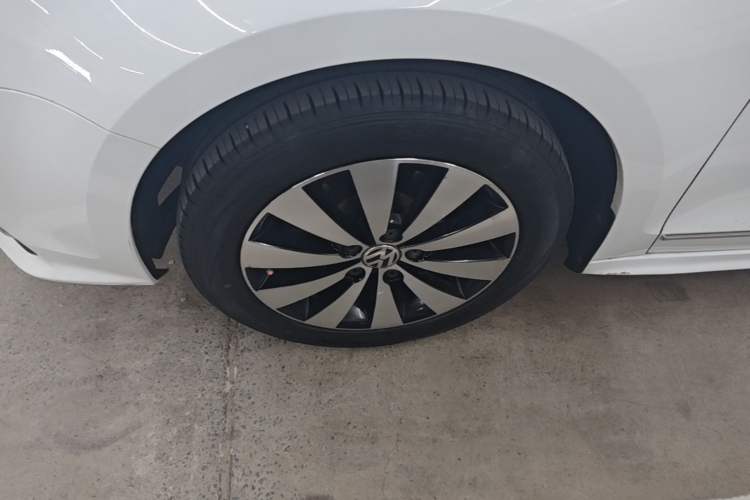 Used Volkswagen Sagitar 2018 1.6L Manual Comfort Model Left Front Wheel Hub
