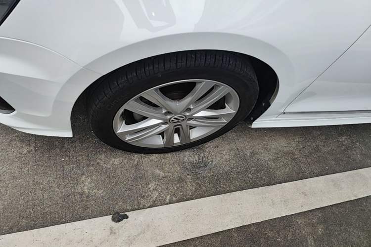 Used Volkswagen Sagitar 2018 280TSI DSG Ignite Edition Left Front Wheel Hub