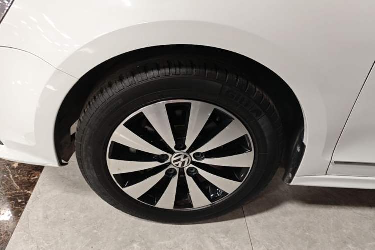 Used Volkswagen Sagitar 2018 1.6L Automatic Comfort Model Left Front Wheel Hub
