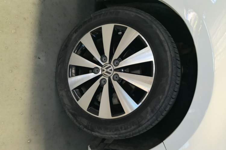 Used Volkswagen Sagitar 2018 1.6L Automatic Comfort Model Left Front Wheel Hub