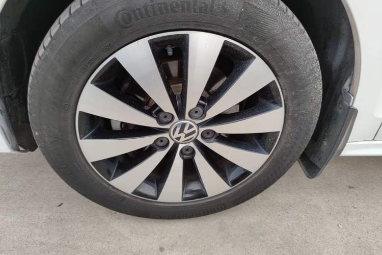 Used Volkswagen Sagitar 2018 1.6L Automatic Comfort Model Left Front Wheel Hub