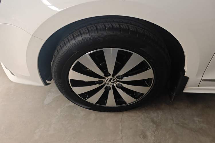 Used Volkswagen Sagitar 2018 1.6L Automatic Comfort Model Left Front Wheel Hub