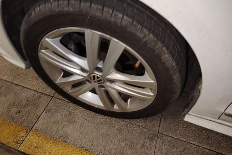 Used Volkswagen Sagitar 2018 280TSI DSG Ignite Edition Left Front Wheel Hub
