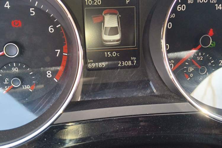 Used Volkswagen Sagitar 2018 280TSI DSG Luxury Model Odometer Close Up