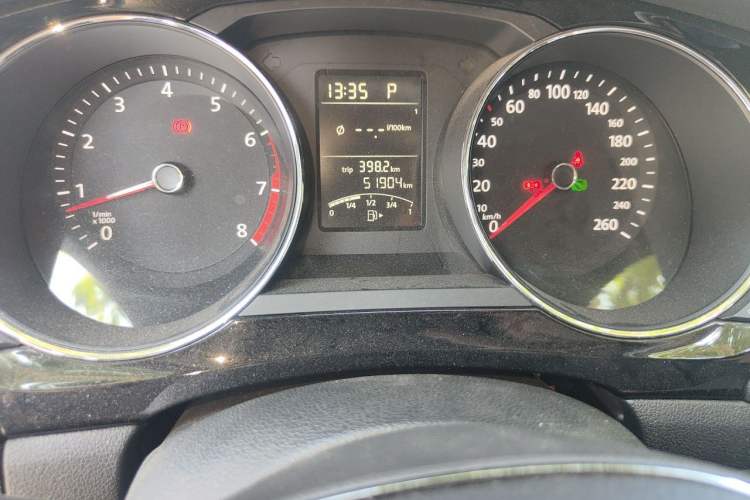 Used Volkswagen Sagitar 2018 1.6L Automatic Comfort Model Odometer Close Up
