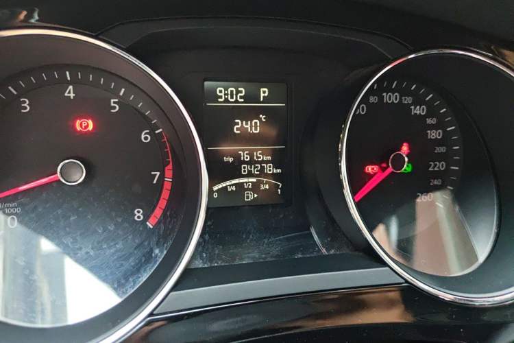 Used Volkswagen Sagitar 2018 1.6L Automatic Comfort Model Odometer Close Up