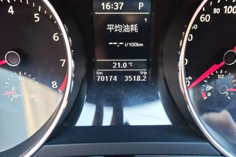 Used Volkswagen Sagitar 2018 280TSI DSG Comfort Model Odometer Close Up
