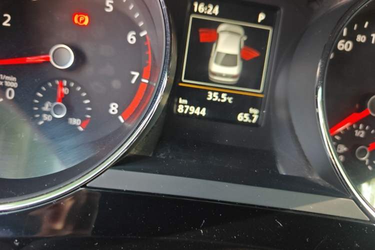 Used Volkswagen Sagitar 2018 280TSI DSG Luxury Model Odometer Close Up